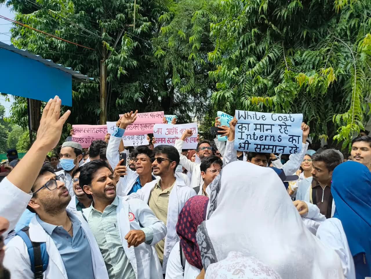 आयुष इंटर्न डॉक्टरों ने किया प्रदर्शन, मानदेय बढ़ाने की रखी मांग