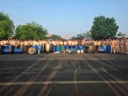 तरावली गांव में आबकारी टीम की दबिश, कच्ची शराब और 30 से ज्यादा ड्रम बरामद