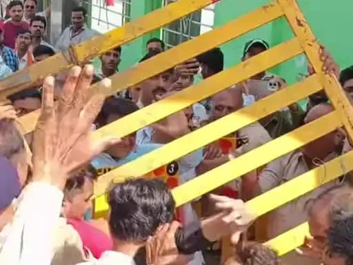 इछावर में कांग्रेस का नगर परिषद के खिलाफ प्रदर्शन, पुलिस से हुई धक्का-मुक्की