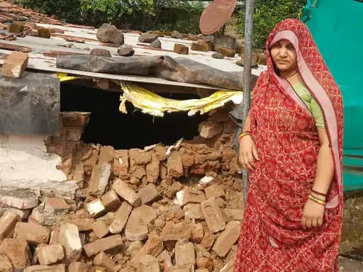 Sehore News: आंधी-बारिश से गरीब परिवार का ढहा मकान, राशन भी हुआ खराब