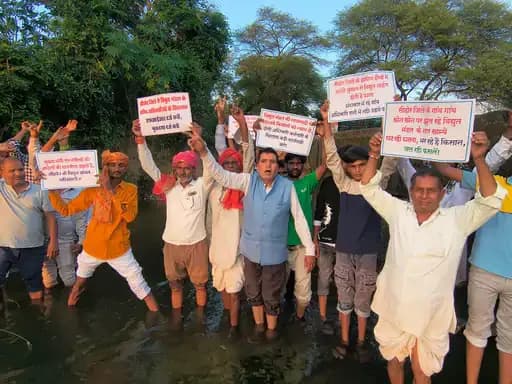 झूलती 11 केवी लाइनों के विरोध में 25 गांवों के किसान पानी में उतरे