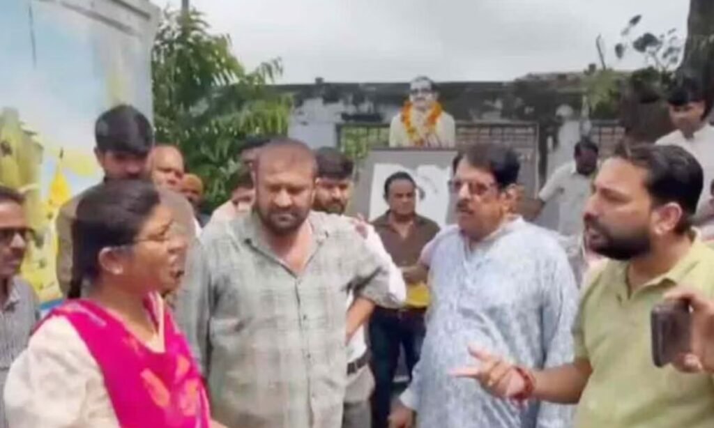 Heated Argument between CEO and BJP leaders in Betul