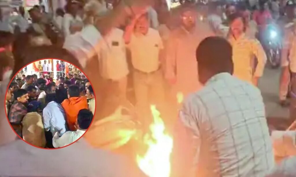 Effigies of Minister Vijayvargiya and MLA Sapre burnt in Vidisha