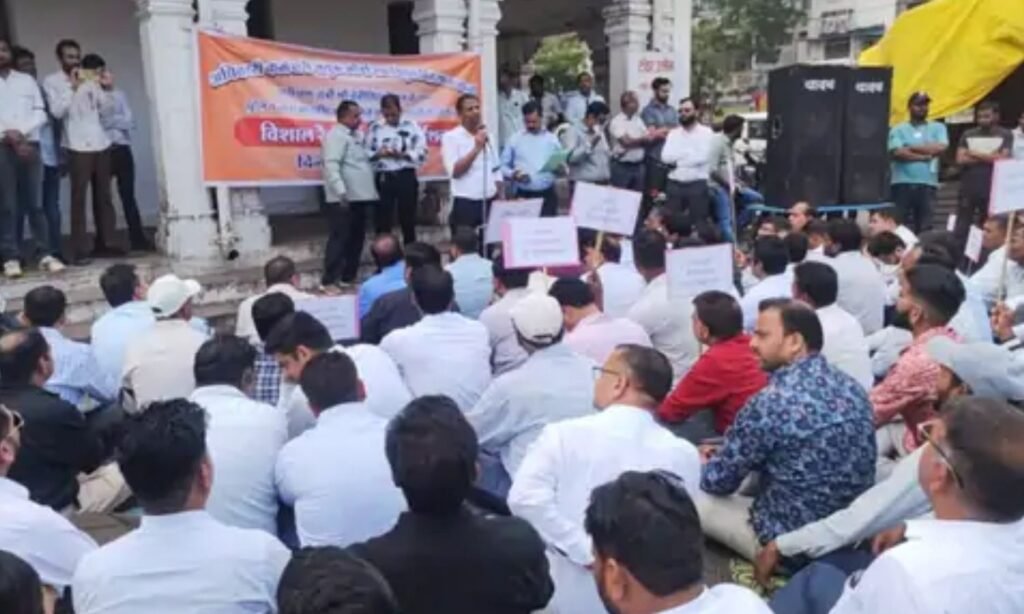 MPEB employees stage ruckus at Tower Chowk