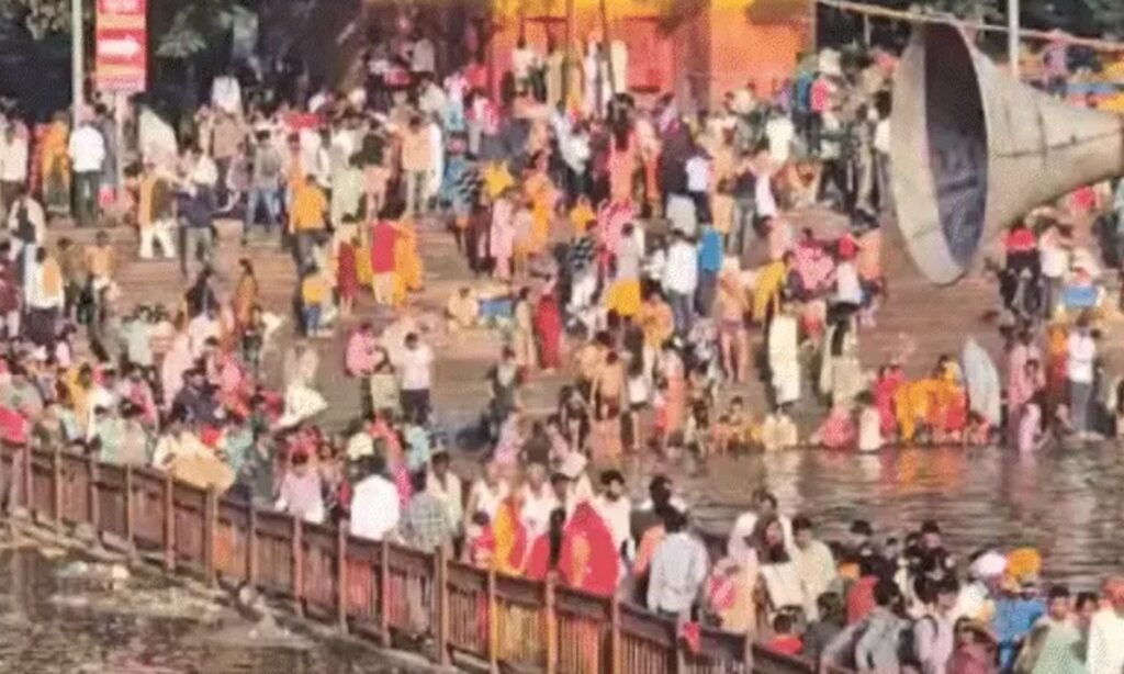 Millions devotees took holy dip in Shipra River on Kartik Purnima