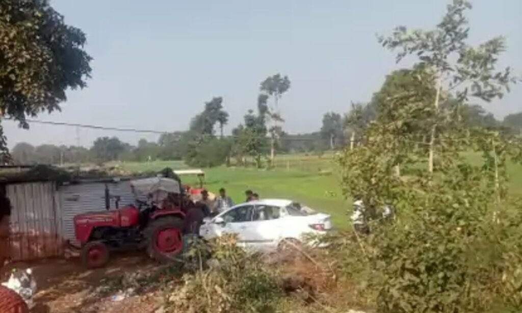 Sehore Car Hits Electric Pole