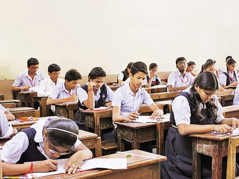 MP BOARD EXAM UPDATE : “ पहले ही दिन छात्रों के चेहरे पर मुस्कान! एमपी बोर्ड 12वीं का इंग्लिश पेपर रहा आसान और स्कोरिंग।”