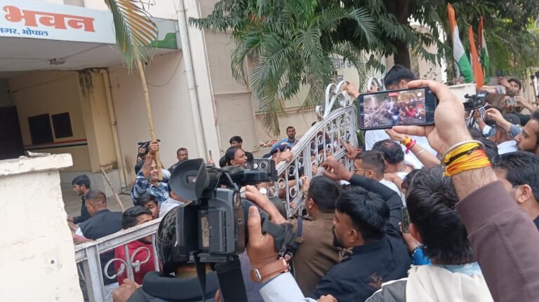 Indore protest clash : इंदौर में भाजयुमो और कांग्रेस कार्यकर्ताओं में झड़प, पथराव में एसआई घायल