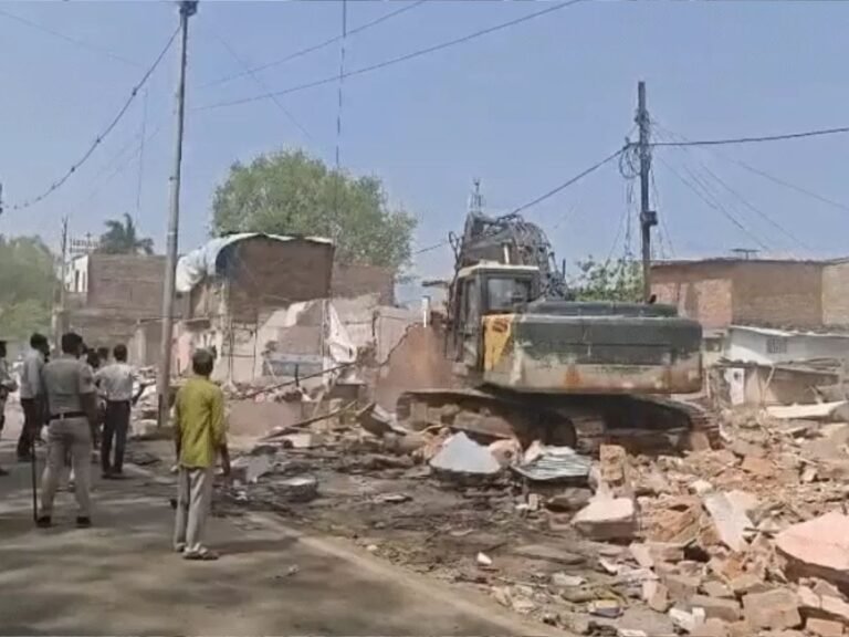 Illegal Encroachment : भोपाल के रायसेन रोड पर बड़ी कार्रवाई, 70 दुकानें और 42 झुग्गियां हटाईं; 40 करोड़ की जमीन अतिक्रमण मुक्त भोपाल।
